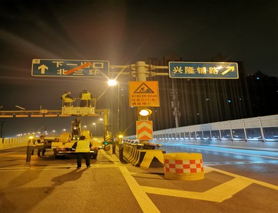 潍坊郑州市北三环彩虹桥交通标志牌安装现场